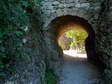 Passage en direction du cimetière - Gîtes Castel de Cantobre, Aveyron, France