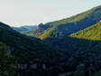 La vallée de la Dourbie en direction de Millau depuis notre jardin - Gîtes Castel de Cantobre, Aveyron, France